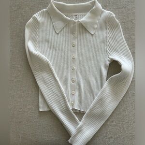 Cropped button down long sleeve shirt. Perfect basic to have in your closet.